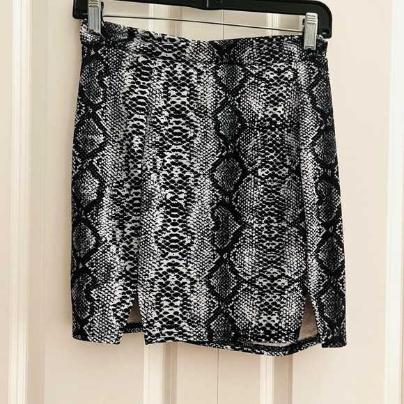 Snakeskin Print Bodycon Skirt - Picture 4 of 5